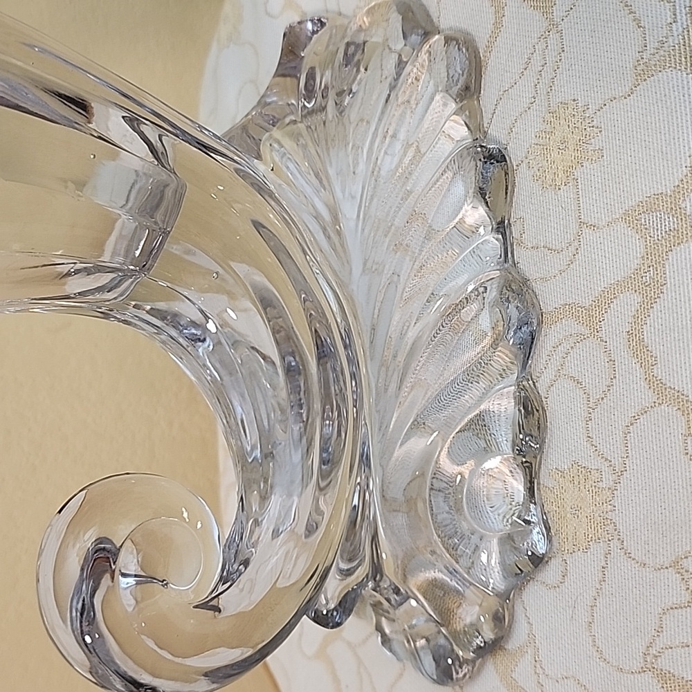 Elegant Vintage Clear Glass Cornucopia Vase - Picture 2 of 6